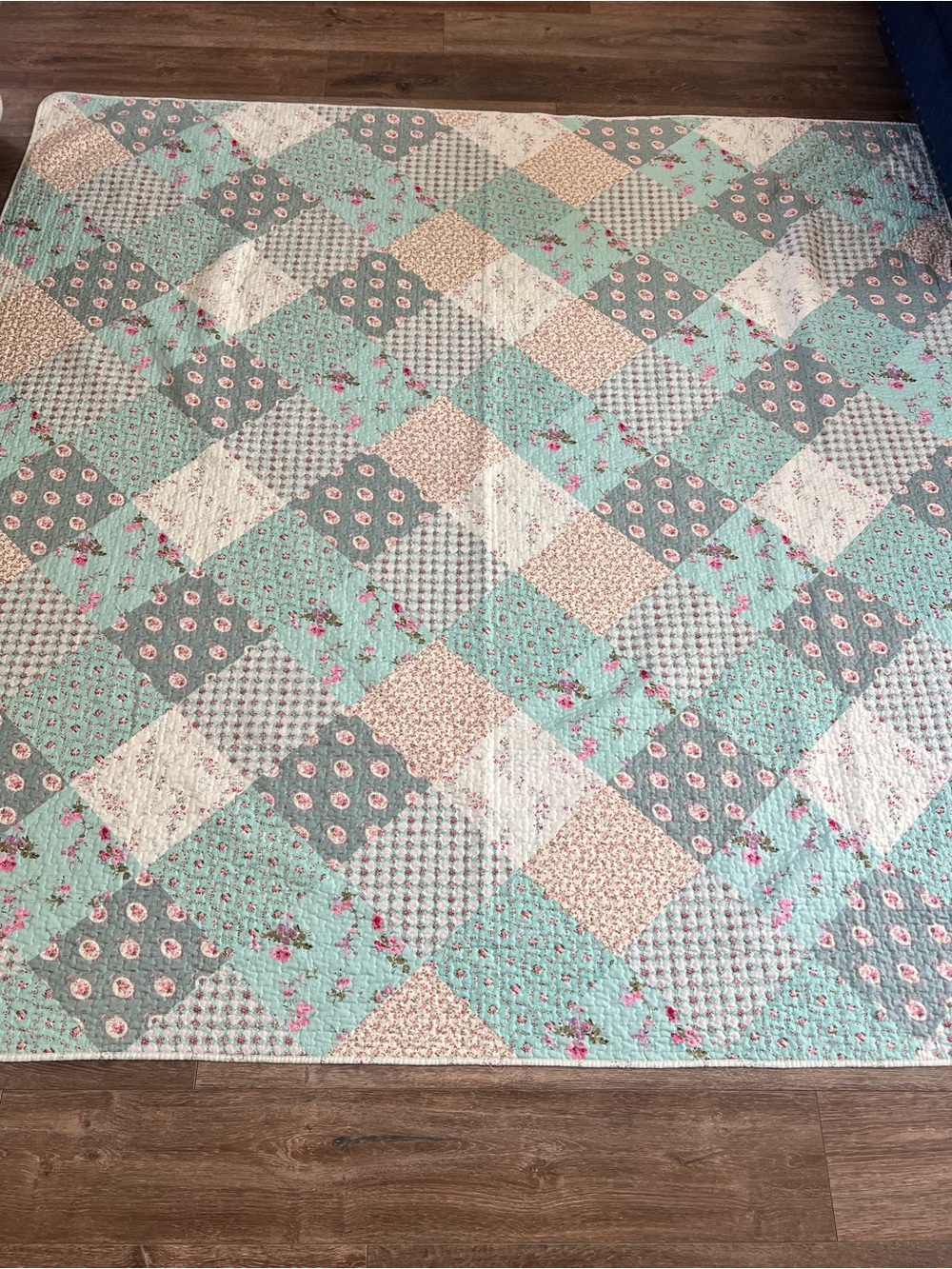 GUC Gold Coast Pastel Flowery Quilt Queen size